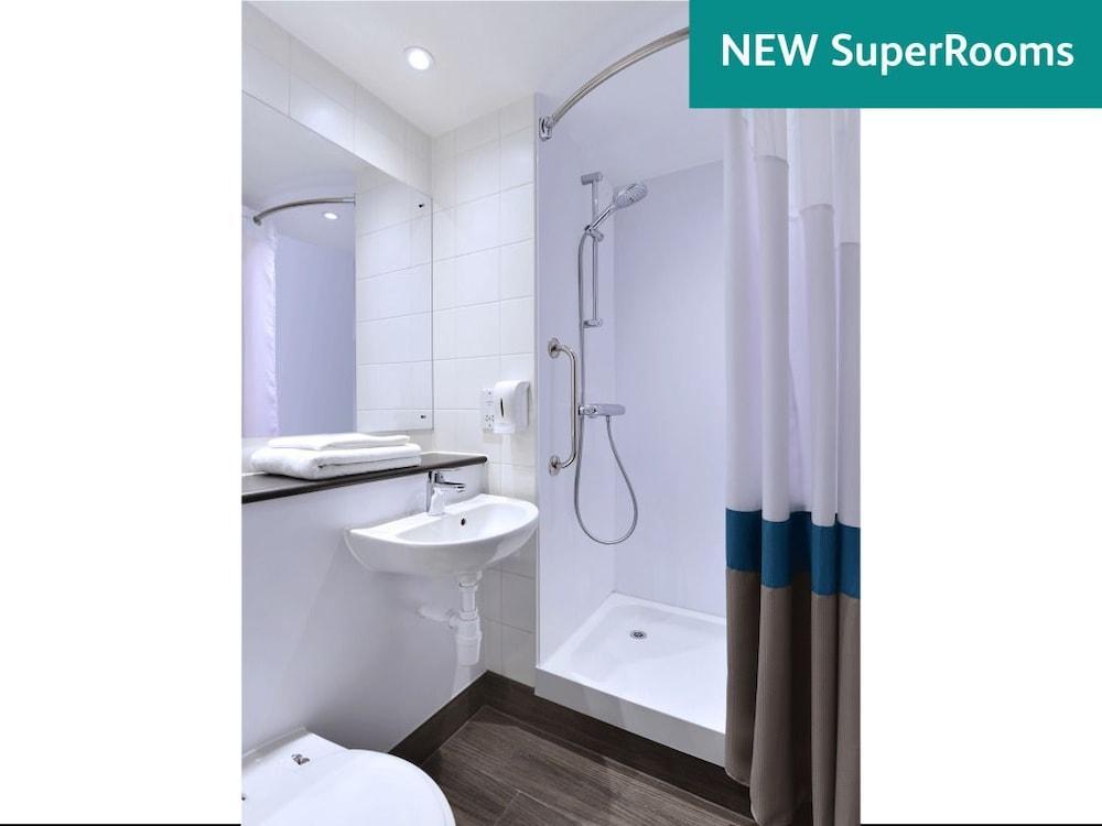 Travelodge London City Airport Екстериор снимка