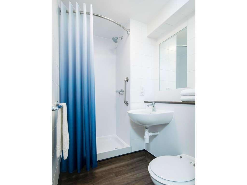 Travelodge London City Airport Стая снимка