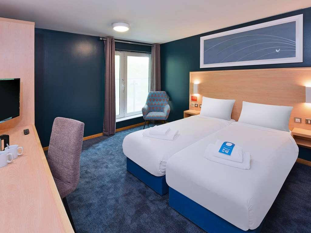 Travelodge London City Airport Стая снимка