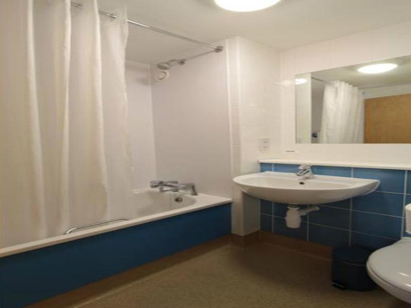 Travelodge London City Airport Екстериор снимка