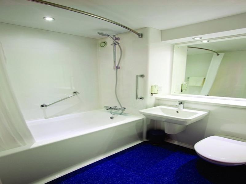 Travelodge London City Airport Екстериор снимка