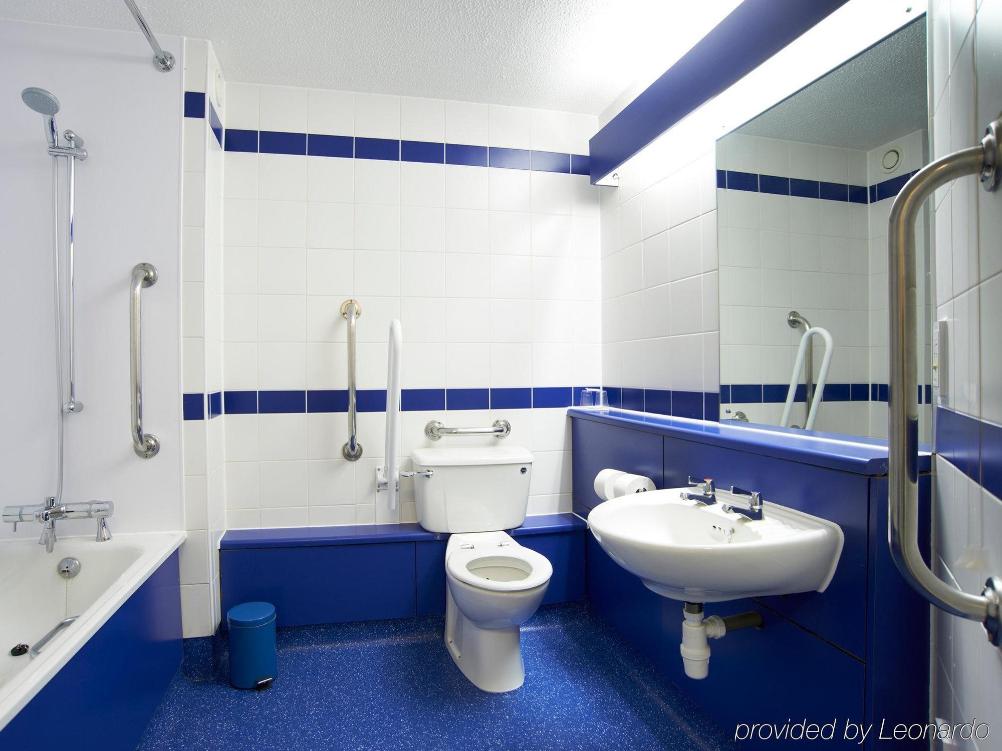 Travelodge London City Airport Екстериор снимка
