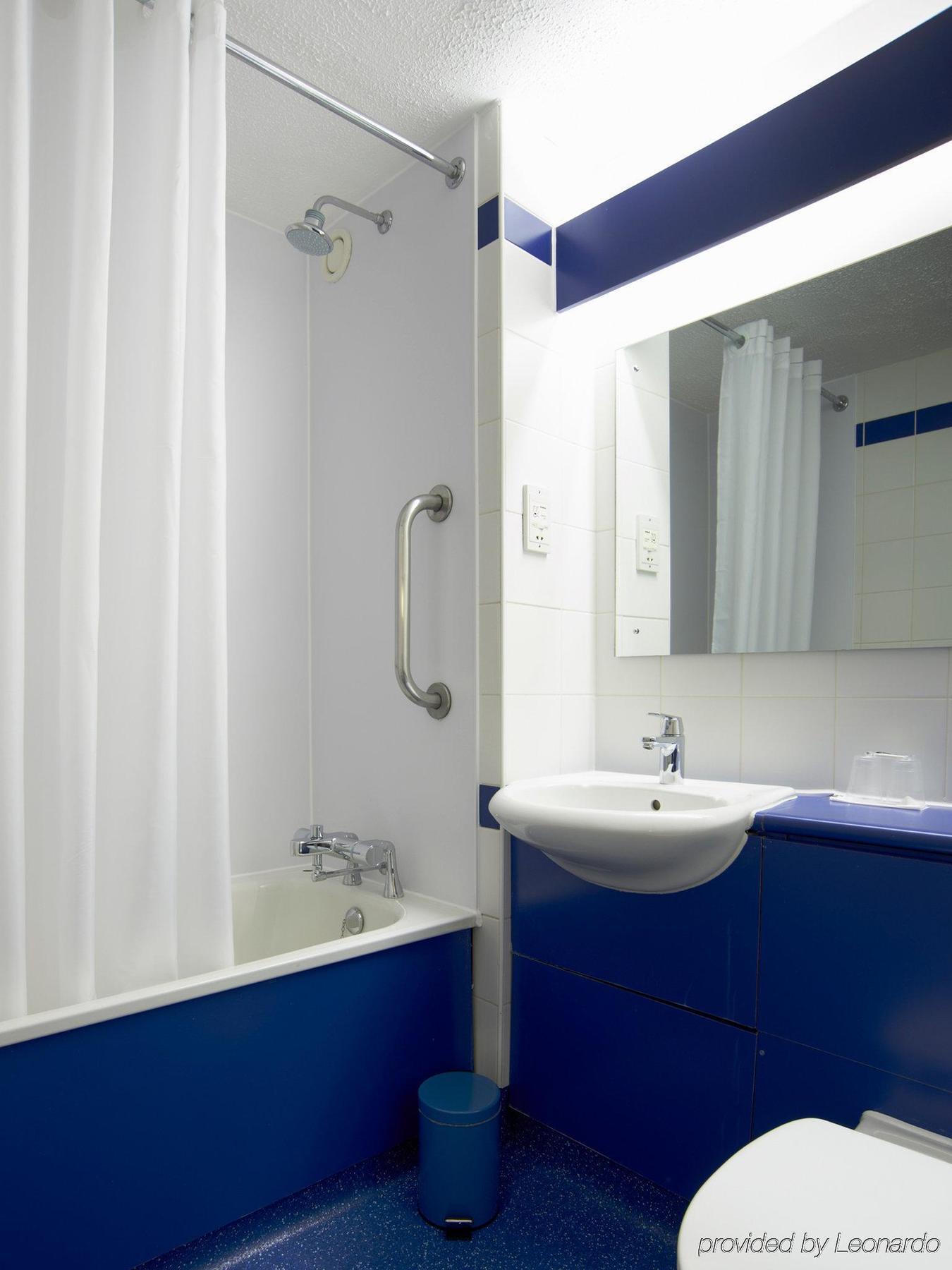 Travelodge London City Airport Екстериор снимка