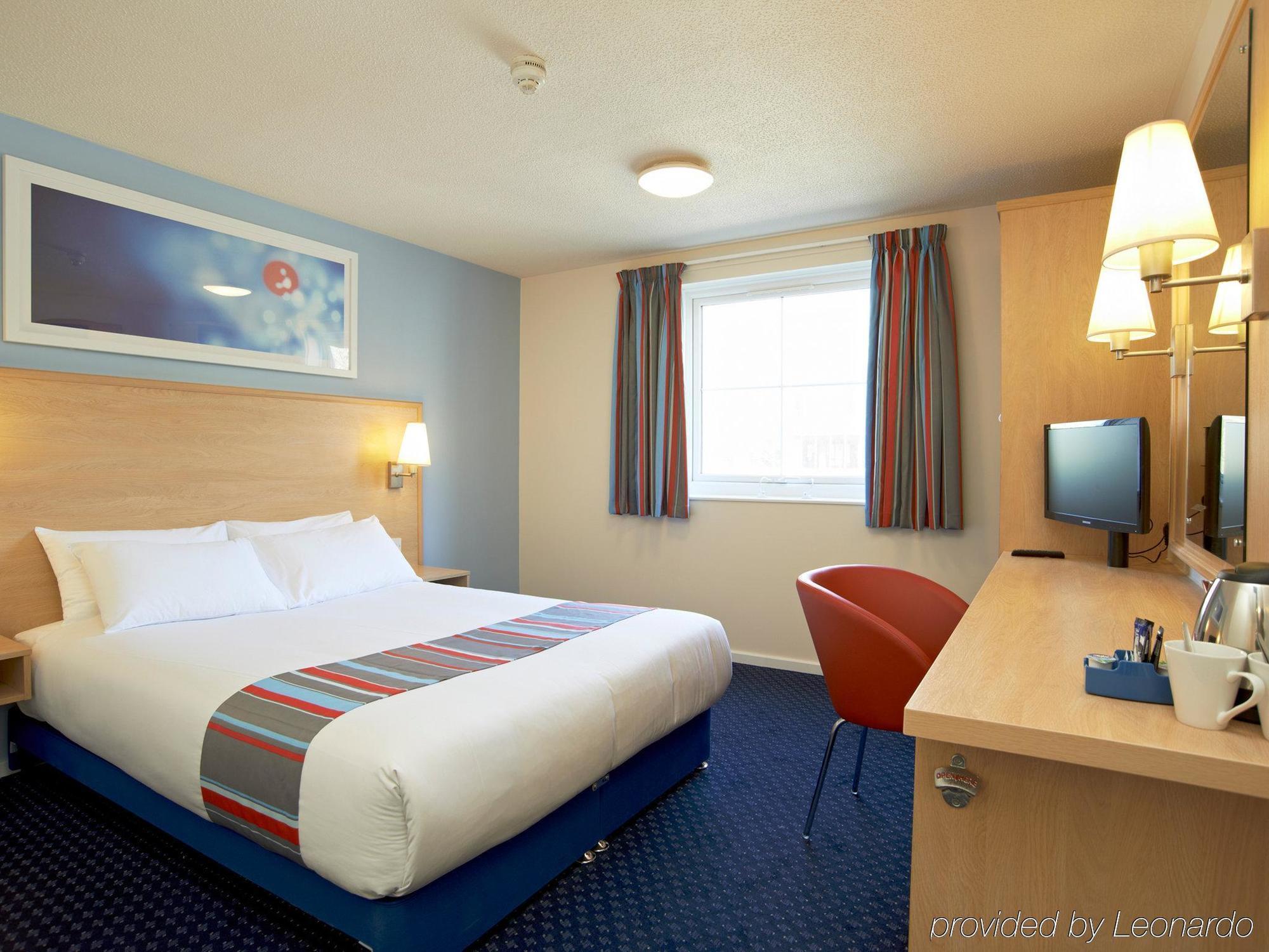 Travelodge London City Airport Екстериор снимка