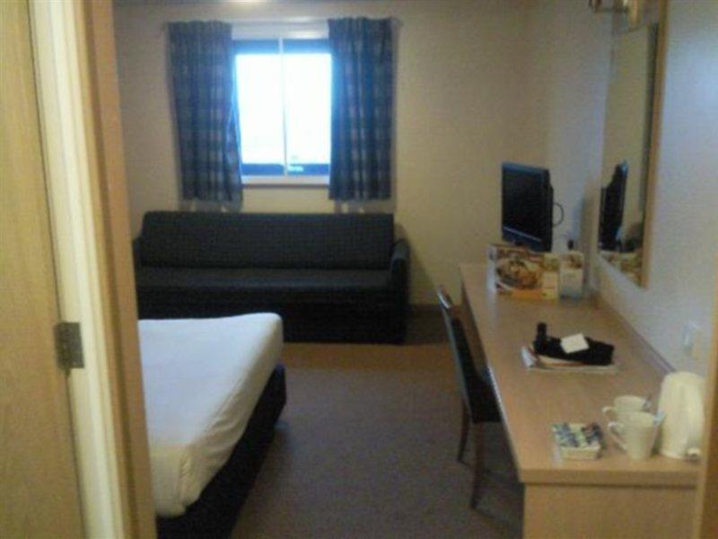 Travelodge London City Airport Екстериор снимка