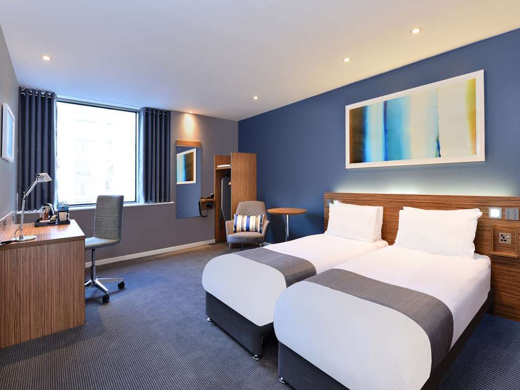 Travelodge London City Airport Стая снимка