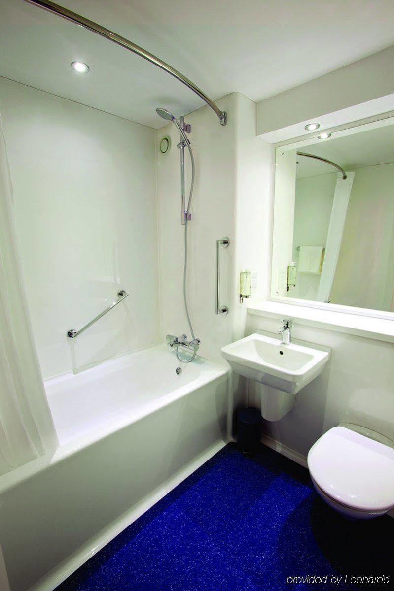 Travelodge London City Airport Екстериор снимка