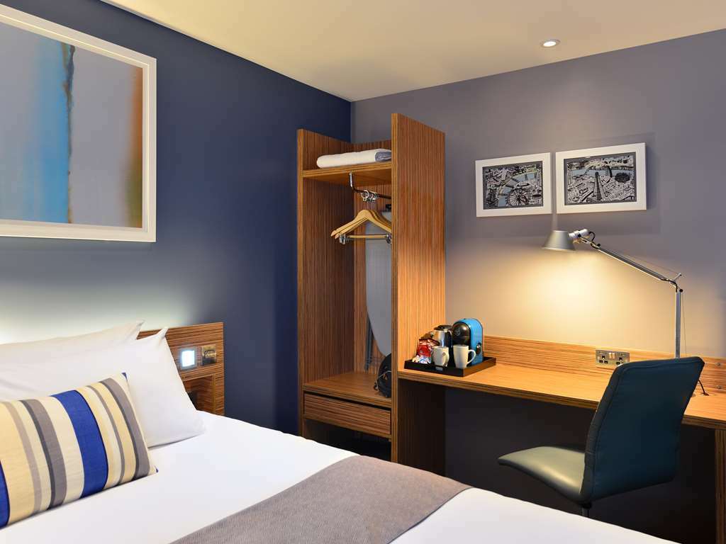 Travelodge London City Airport Стая снимка