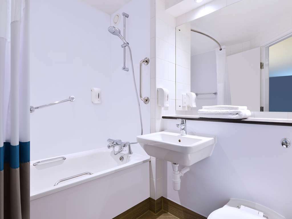 Travelodge London City Airport Стая снимка